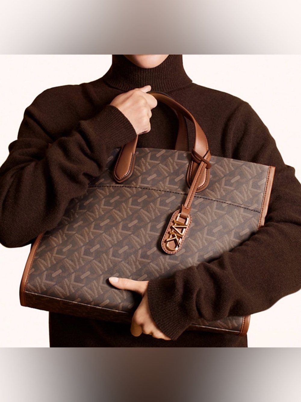 Gigi Large Empire Signature Logo Tote Bag - Picture 4 of 9